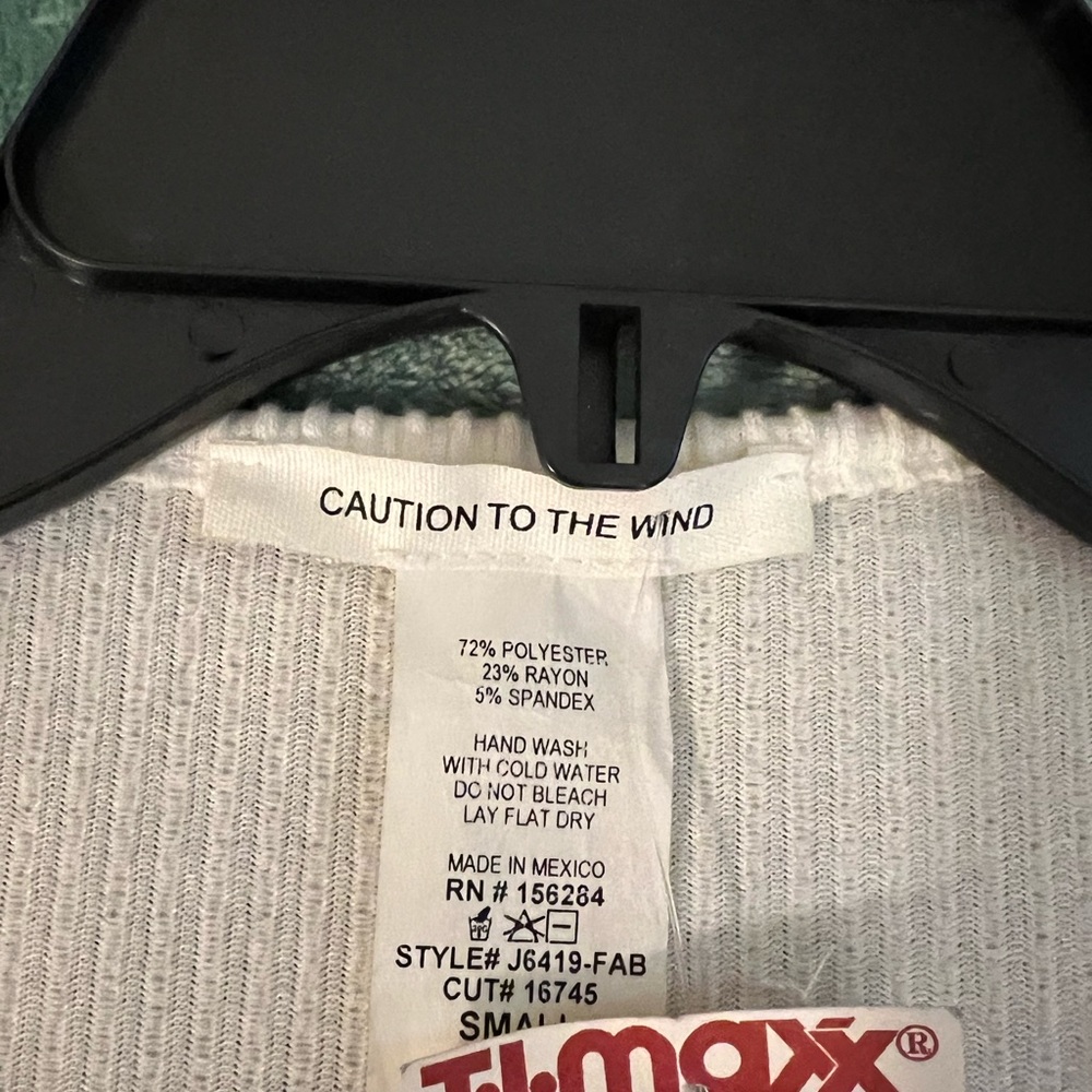 Nice sleeveless shirt never worn with tags